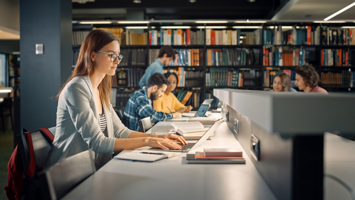 fille étudiant sur son pc